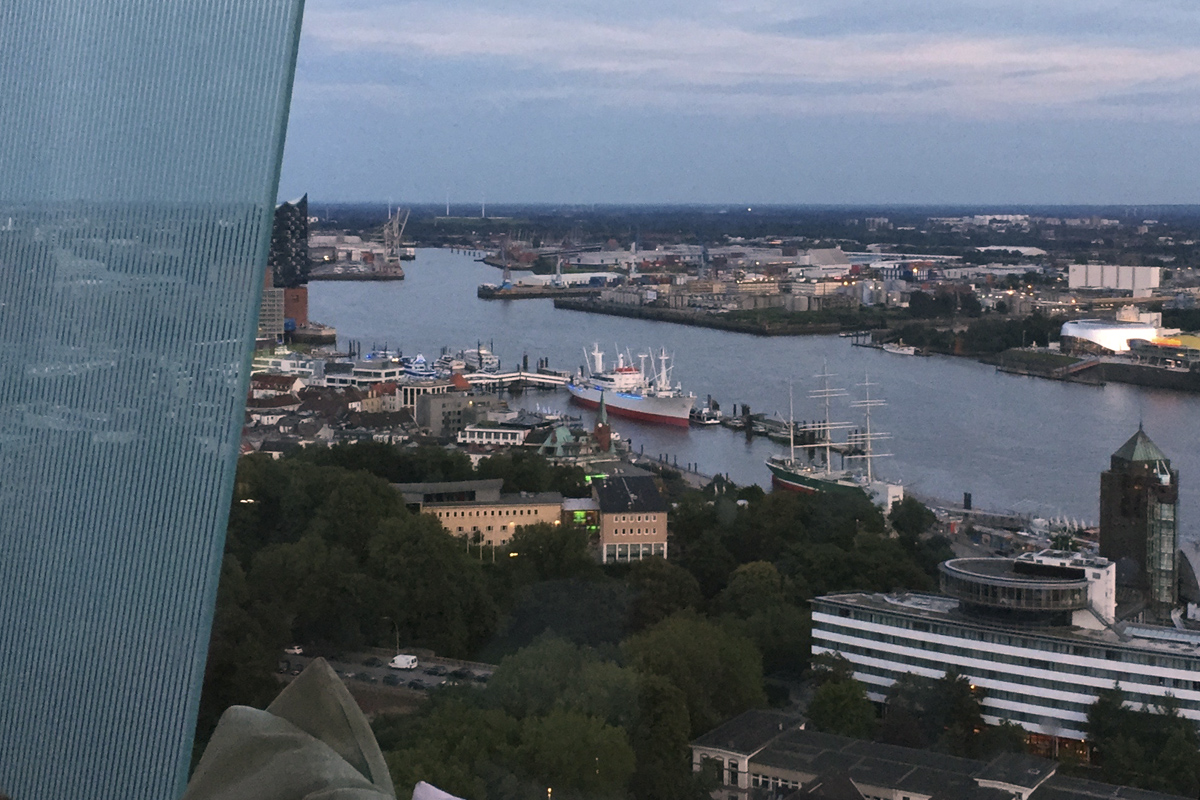 Ausblick bis zur Elbphilharmonie. Hamburg von oben