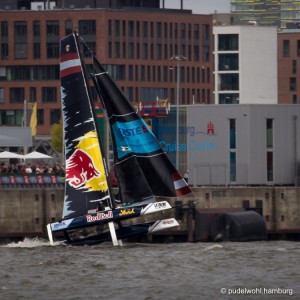 Extreme Sailing Series. Hamburg 2016. Team Red Bull hart an der Kaimauer