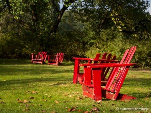 In gemütlichen roten Holzsesseln die Aussicht auf den stadtparksee genießen und die Herbstlust spüren