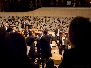 Ein Konzertbesuch in der Elbphilharmonie Hamburg. Gustavo Dudamel bedankt sich.