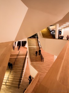 Ein Konzertbesuch in der Elbphilharmonie Hamburg. Viele Treppenstufen.